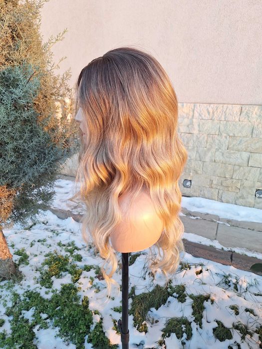 Falowana Peruka Poniżej Blond Ombre Na Koronkowej Siateczce