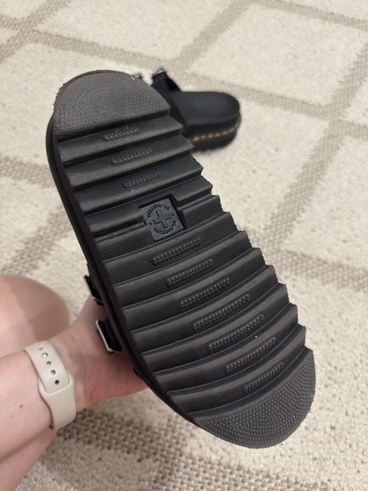 Шльопанці Dr. Martens