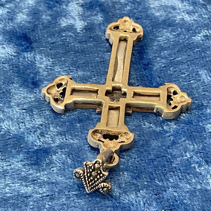 Cruz prata inglesa madre pérola vintage 5,5 cm
