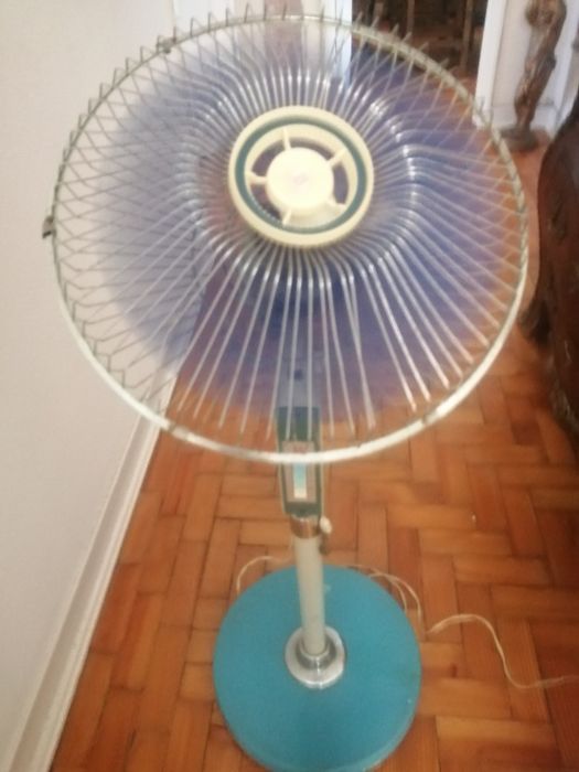 Ventoinha de pé e com rodas usada em bom estado de funcionamento