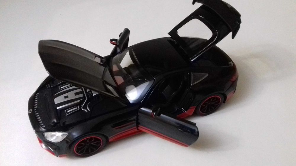 Металлопластиковая 1:24 модель  Mercedes-Benz Свет, звук,инерция GT69