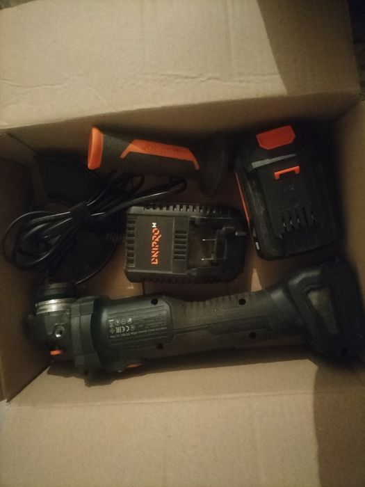 Шлифмашинка полностью рабочая с аккумулятором  и зарядным в комплекте