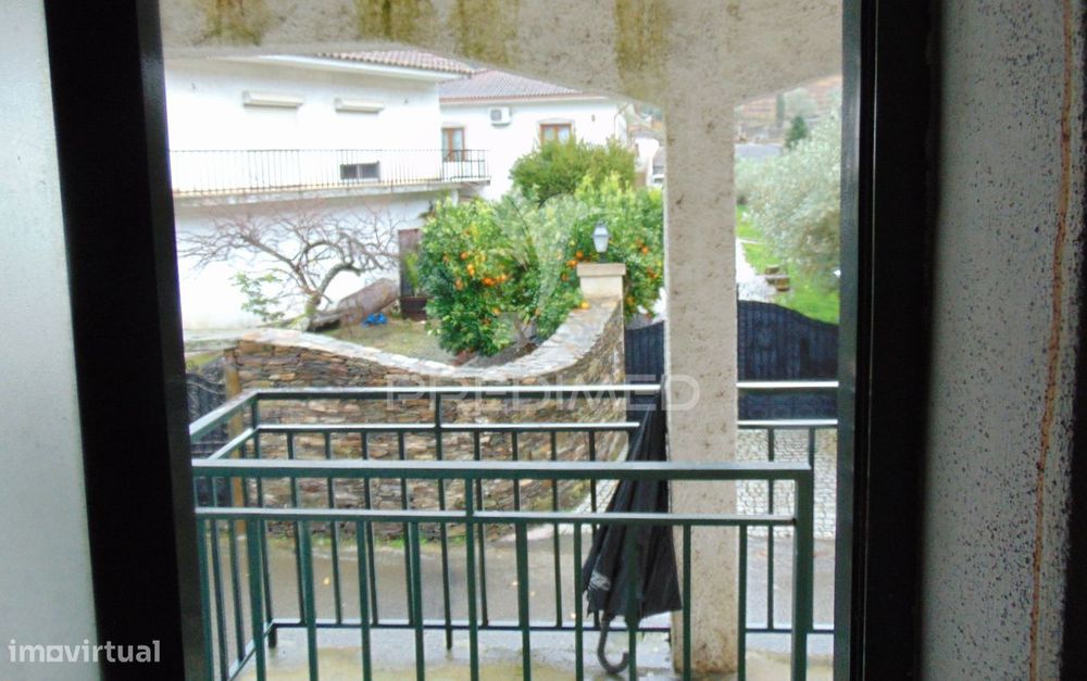 Moradia geminada para restaurar em Vila Real