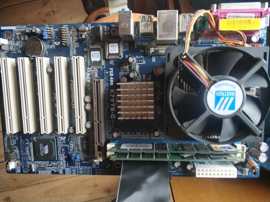 Материнська плата, та інші запчастини до ноутбука