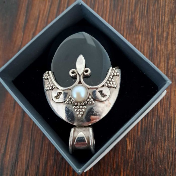 Vendo lindissimo pendente em prata pérola e onix