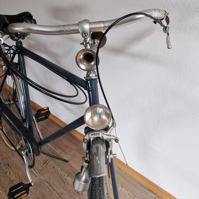 Bicicleta pasteleira completamente restaurada