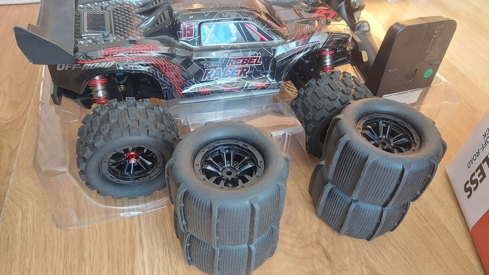 Model rc Deerc 1217 bezszczotkowy v max 75 km/h.