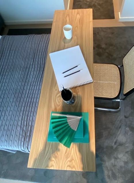 Mesa de apoio a cama de madeira