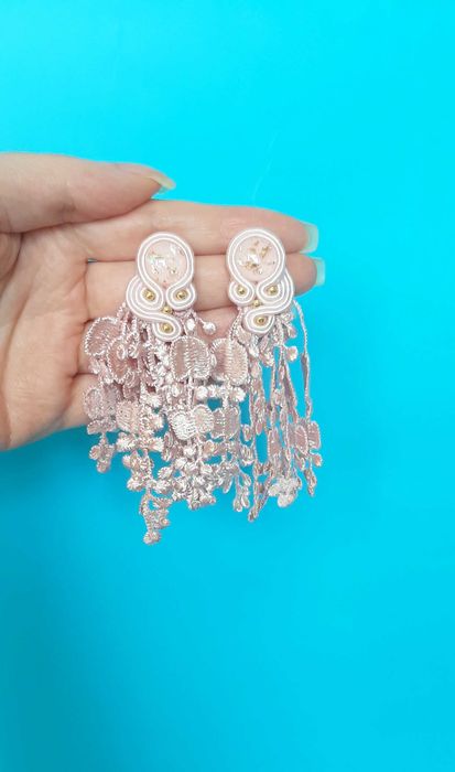 Kolczyki sutasz jasny róż, pudrowe, biżuteria wesele, koronka