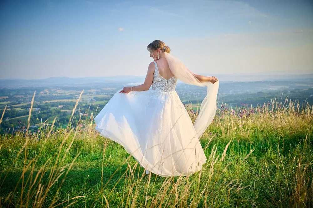 Suknia Ślubna r. M, wys. 157 cm+7,5 cm obcas, biżuteria Swarovski