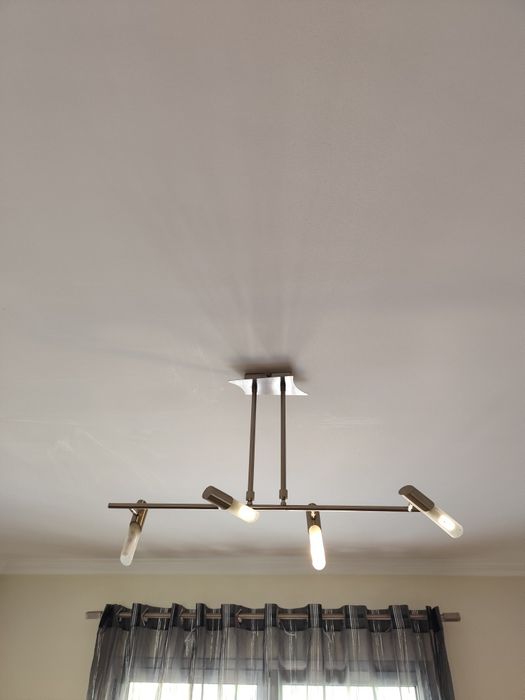 Candeeiro de tecto e mesa de cabeceira