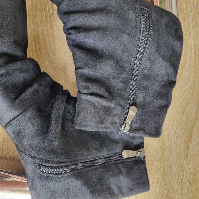 Botins Pretos com Salto Metálico