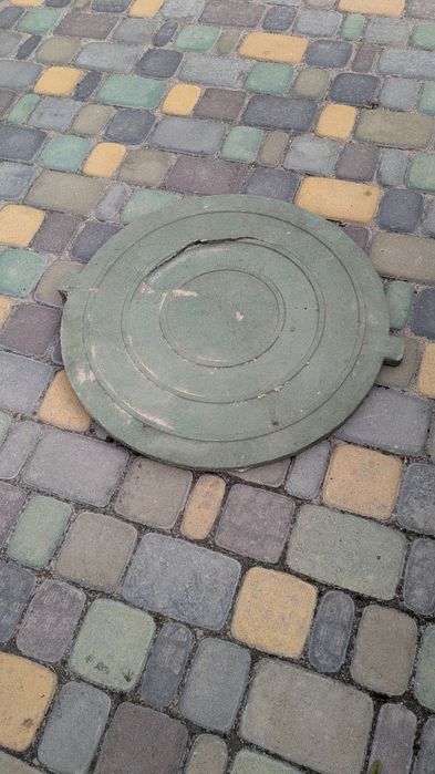 Люк садовый  лопнутый после наезда машиной