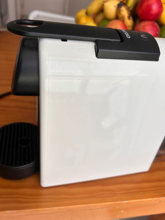 Máquina de café nesspresso De longui branca