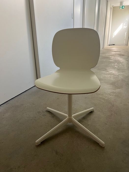 Duas cadeiras brancas IKEA SVENBERTIL