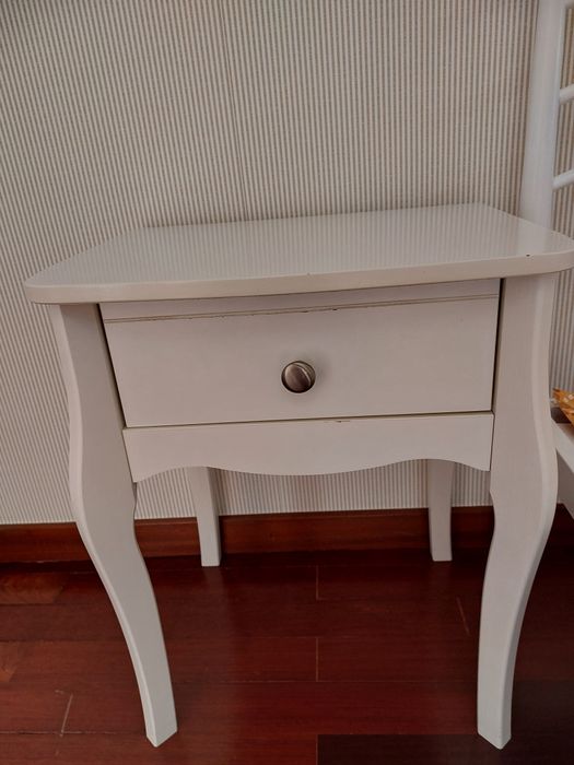 Cómoda e mesas de cabeceira
