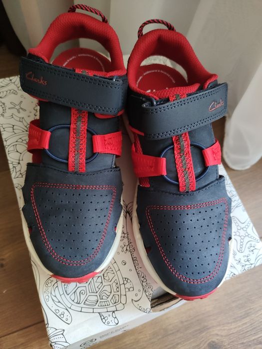 Босоніжки, кросівки Clarks