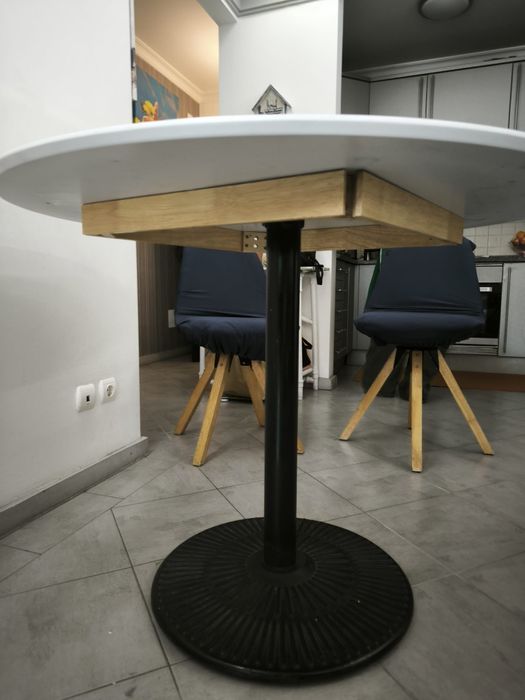 Venda de uma Mesa redonda com cadeiras