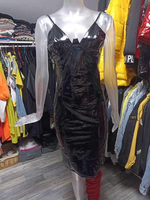 Sexowna sukienka z vinylu.