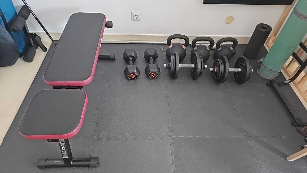 Equipamento de academia: banco, 40kg anilhas, barras e kettlebells