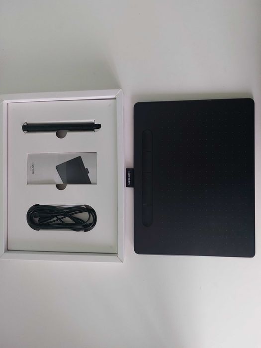 Wacom Intuos – Graphics Tablet64284547372803123