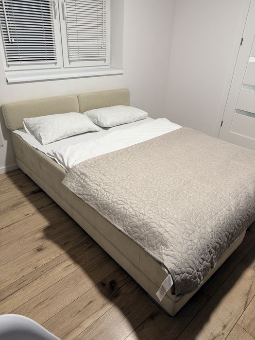 Kremowa sofa z funkcja spania AgataMeble