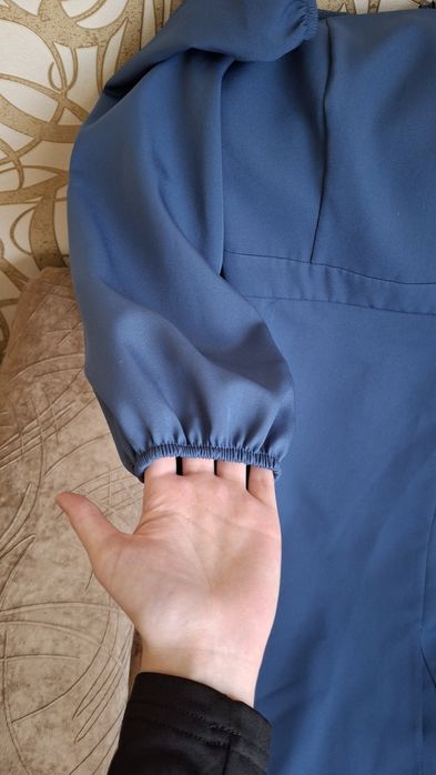 Блакитна сукня міді