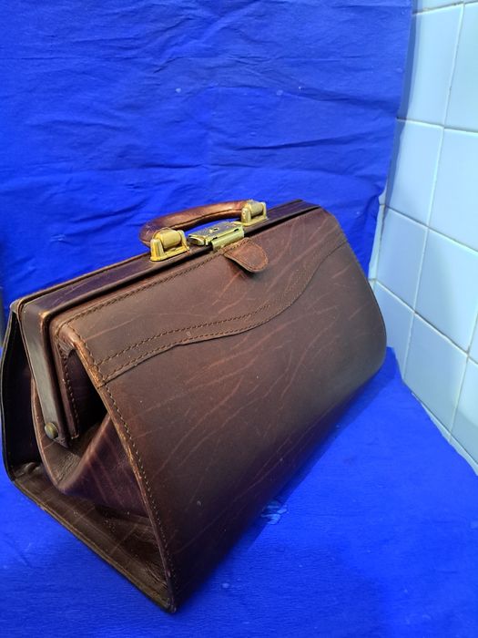 Mala de medico em pele com chave