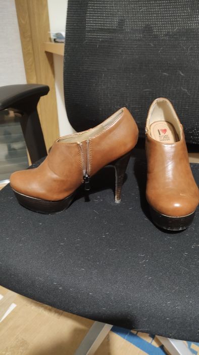 Botas castanhas e azuis escuras