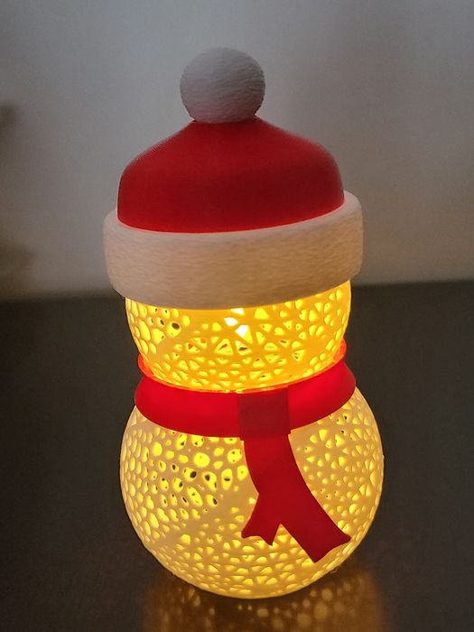 Bonecos de neve  e árvore de Natal com iluminação