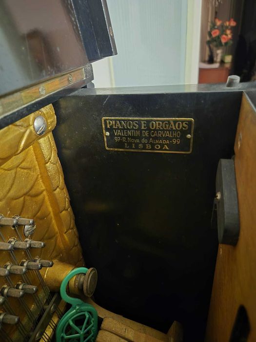 Piano acústico vertical Miendorf com número de serie 31940 fabricado na Alemanha entre 1900 e 1910 e adquirido na casa de pianos valentim de carvalho
