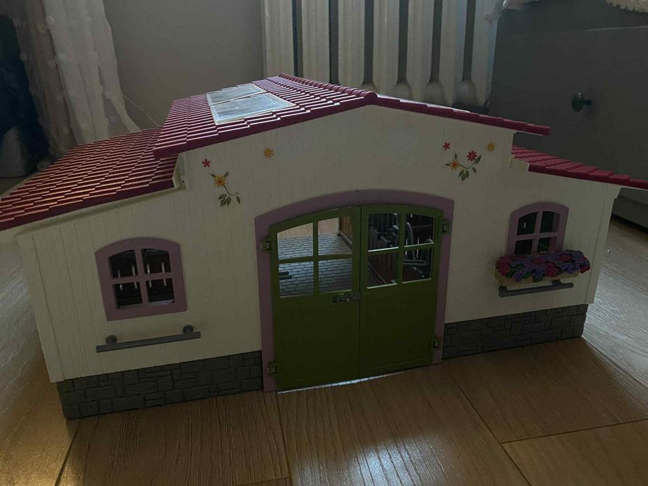 Biała stajnia Schleich z końmi i dodatkowymi akcesoriami