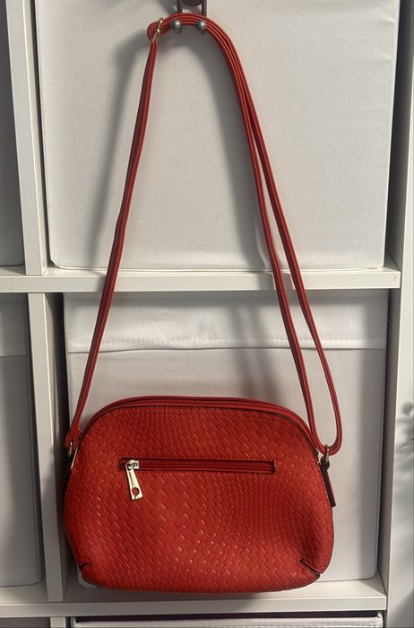 Malinha a tiracolo, como nova. Tem bolsos e fecho no interior.