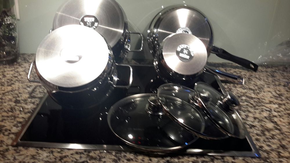 Conjunto de panelas novas para indução