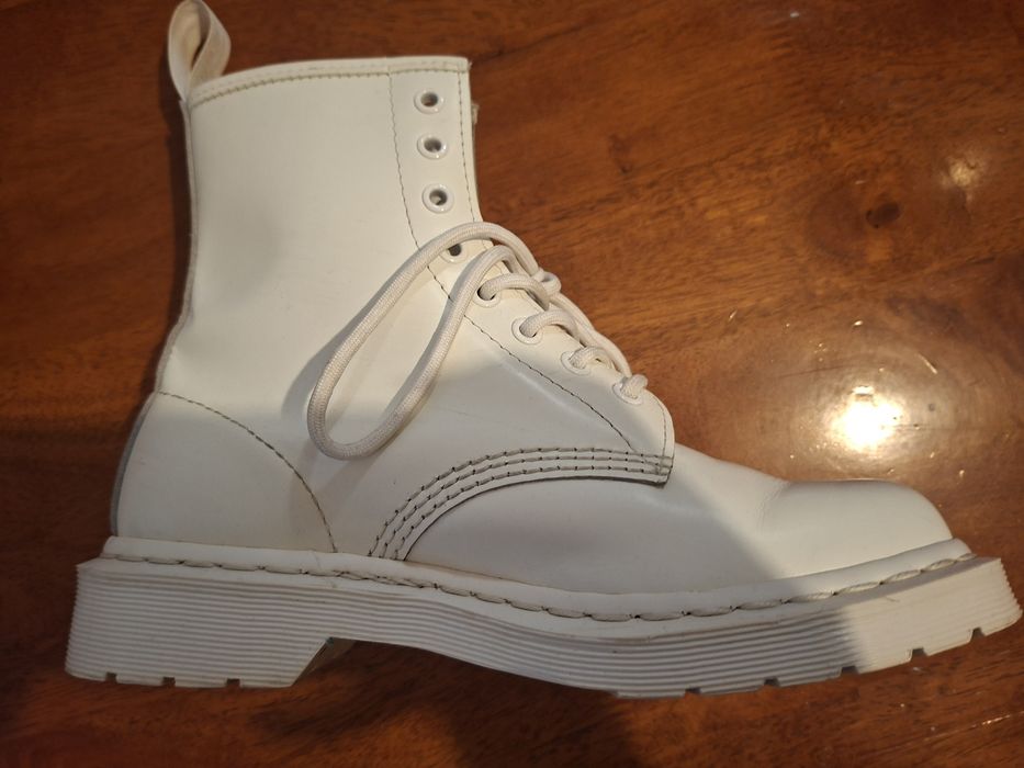 Oryginalne glany Dr Martens białe