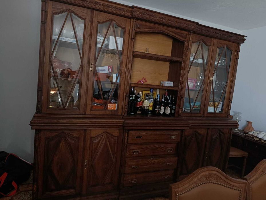 Guarda loiça  e mesa con cadeiras