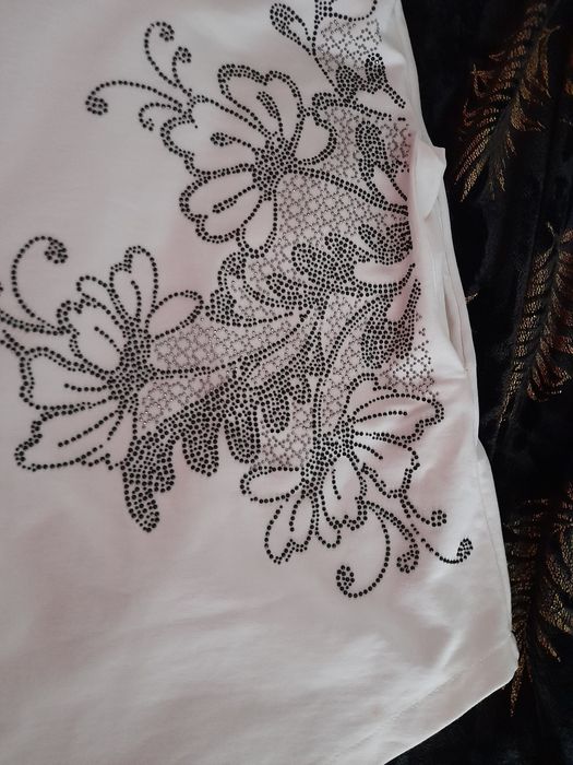 Taniej Sukienka Paparazzi z dłuższym bokiem i mega ozdobami