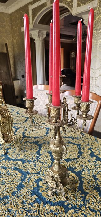 Бронзовые часы с большими канделябрами, подсвечниками