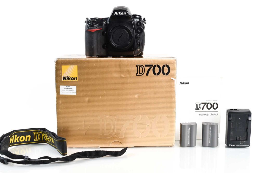 NIKON d700 PEŁNA KLATKA + 2 baterie + ładowarka + karta 16GB + pasek