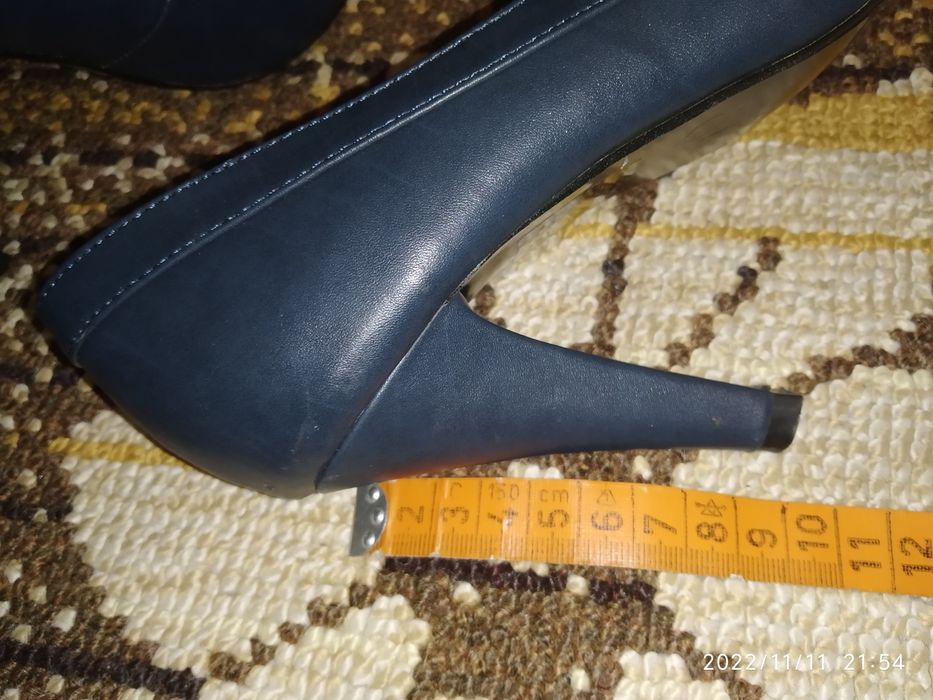 Взуття на каблуку 10 грн.
