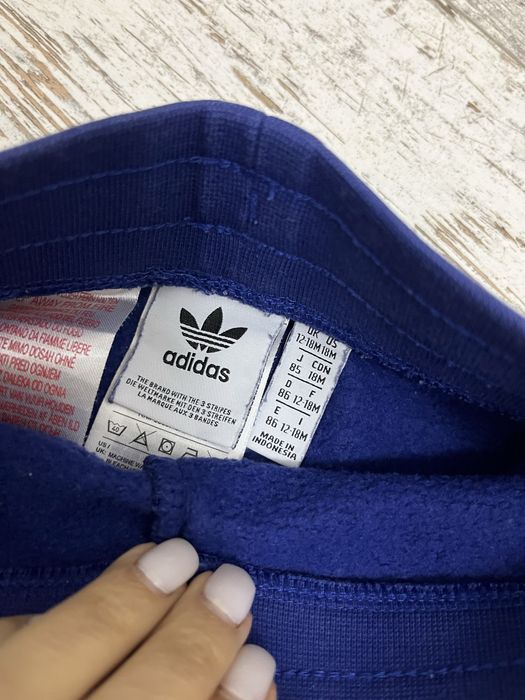 Штани adidas.