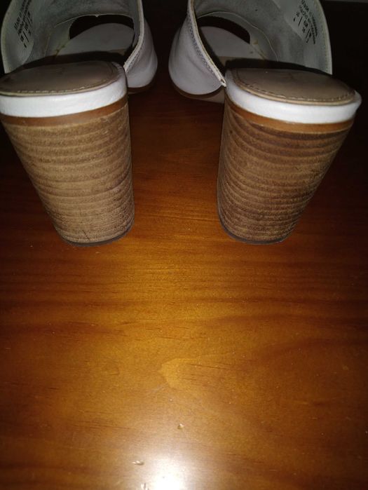 Socas brancas em pele da Aldo