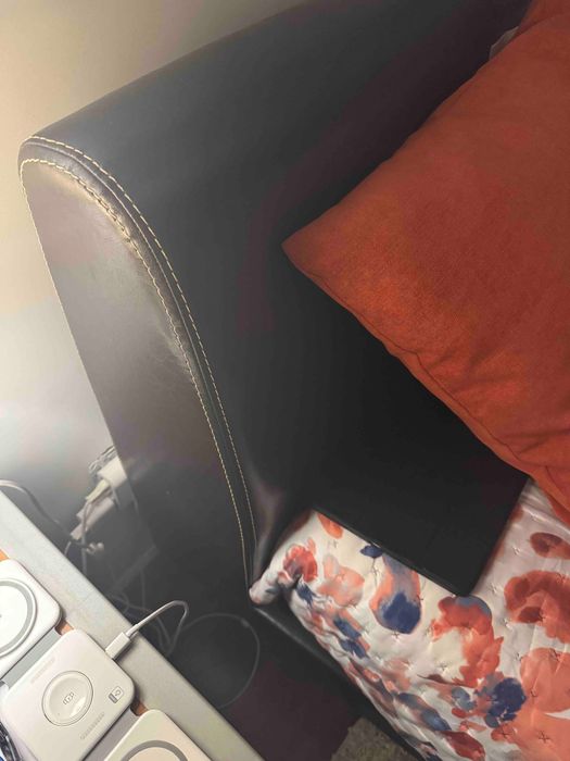 Cama casal revestida a couro natural com mesinha apoio oferta