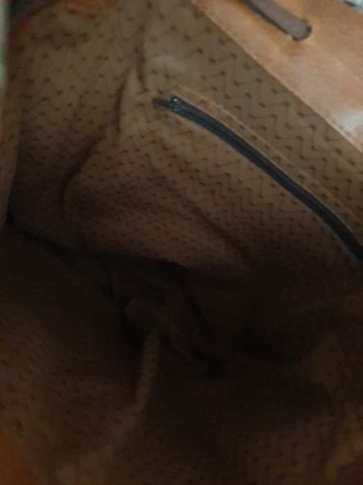 Mochila de lona aos quadrados.