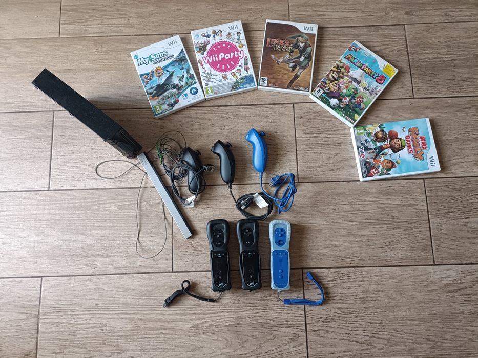 WII com 3 comandos e 5 jogos