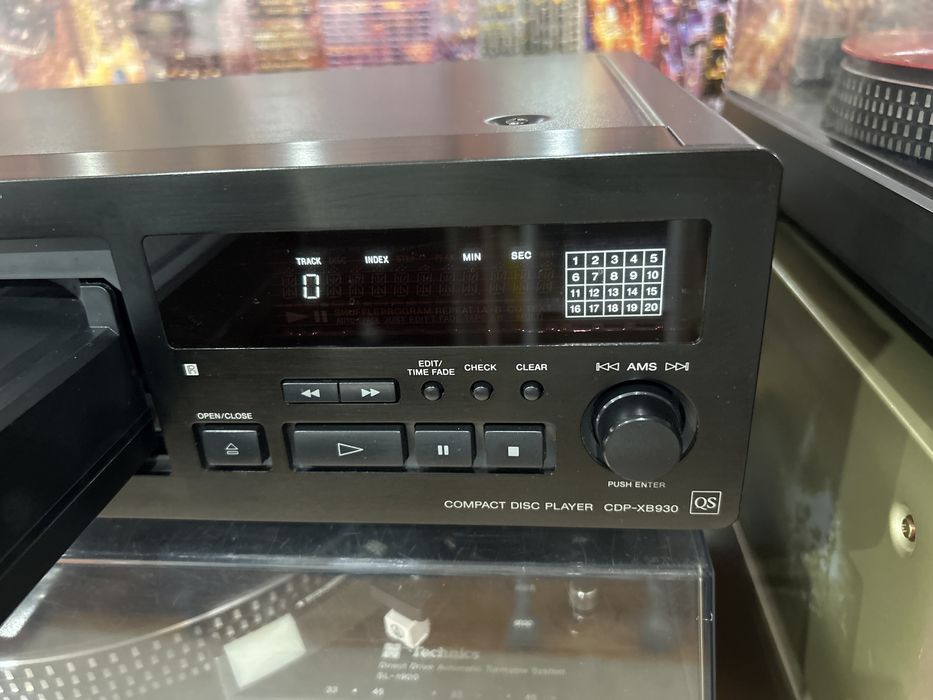 Dois Leitores de CD Sony CDP-XB930 QS (preço por unidade).