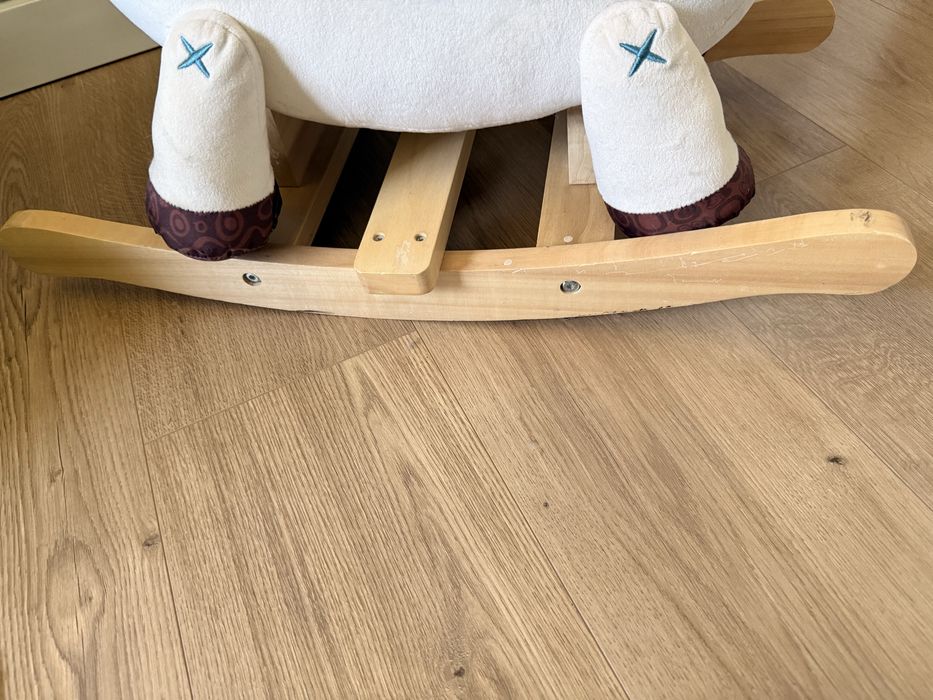 Koń konik na biegunach B.Toys Rodeo pluszowy
