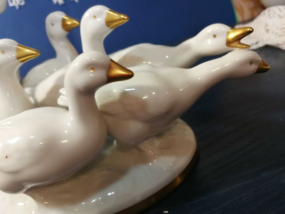 Porcelanowa figura manufaktury Gerold " Gęsiareczka "