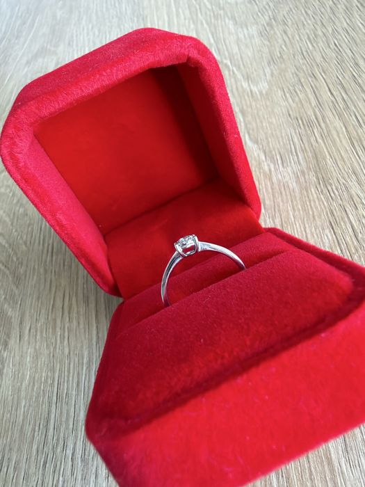 Каблучка для заручин золота з діамантом