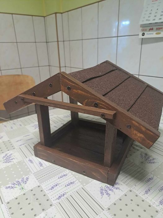 Karmnik dla ptaków domek